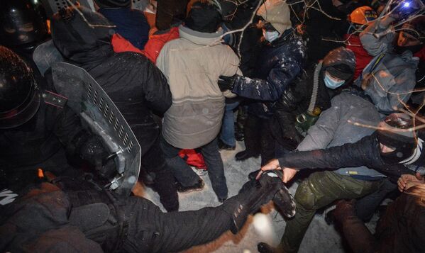 Kiev: la police démonte les barricades - Sputnik Afrique