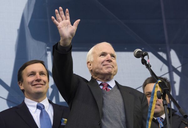 Sénateurs américains Christopher Murphy, John McCain et l'opposant ukrainien Oleg Tiagnibok (de la gauche vers la droite) - Sputnik Afrique