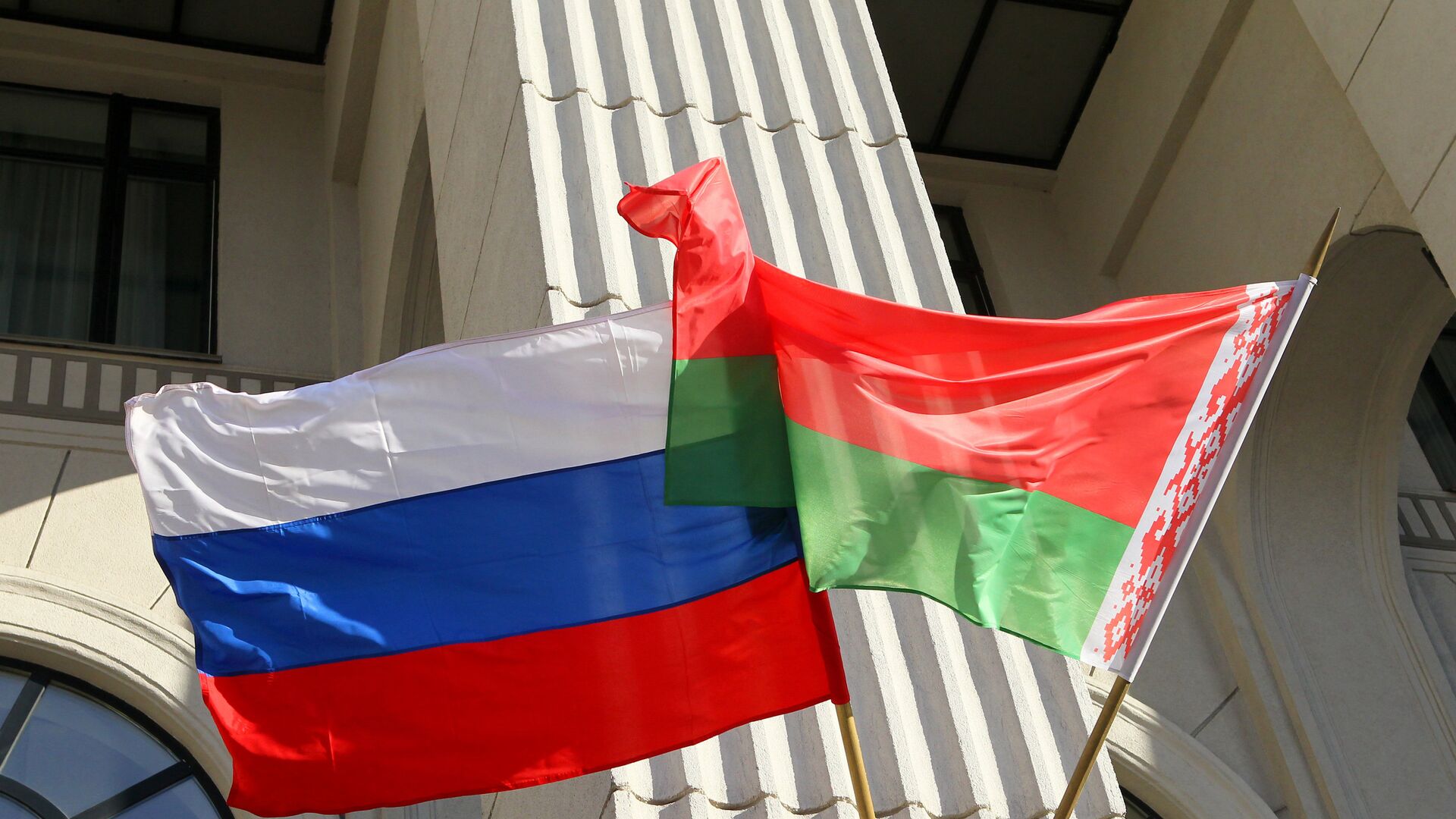 les drapeaux biélorusse et russe - Sputnik Afrique, 1920, 27.02.2022