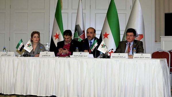 Лидер Нацкоалиции Сирии Ахмад Джарба (в центре) и генеральный секретарь Бадр Джамус (слева) на съезде коалиции в Турции. Фото с места событий - Sputnik Afrique