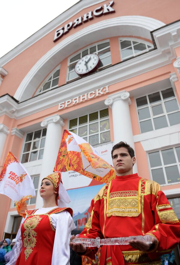 La cérémonie d'accueil de la flamme des JO 2014 à Briansk - Sputnik Afrique