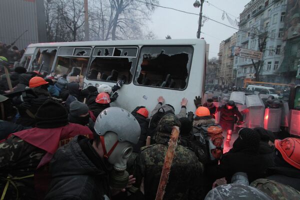 Ukraine: plus de 70 policiers blessés dans des heurts à Kiev - Sputnik Afrique