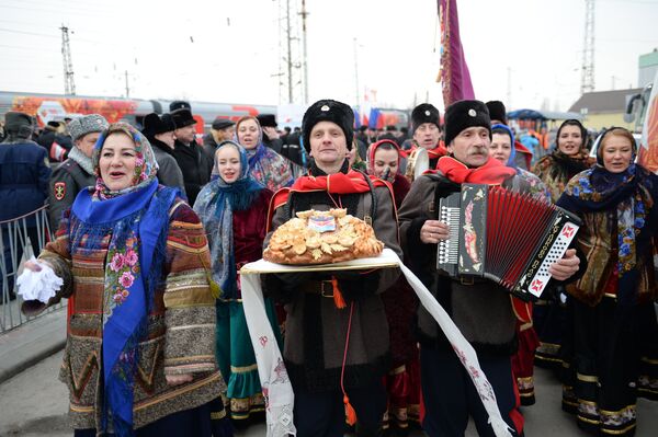 Les habitants de Novotcherkassk accueillent la flamme des JO 2014 - Sputnik Afrique