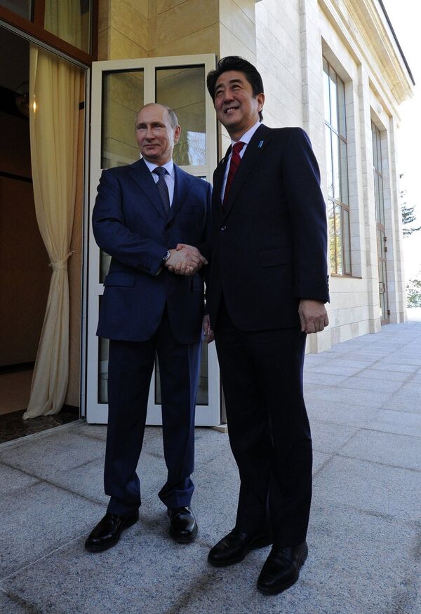 Le président russe Vladimir Poutine avec le premier ministre nippon Shindzo Abe à Sotchi - Sputnik Afrique