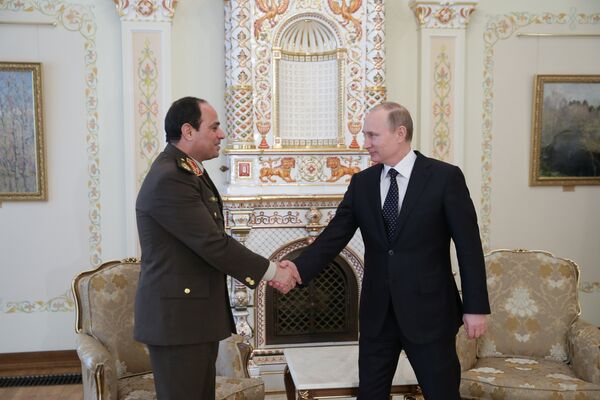 Le ministre égyptien de la Défense Abdel Fattah al-Sissi et le président russe Vladimir Poutine - Sputnik Afrique