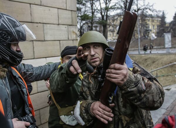 Des opposants armés au centre de Kiev - Sputnik Afrique