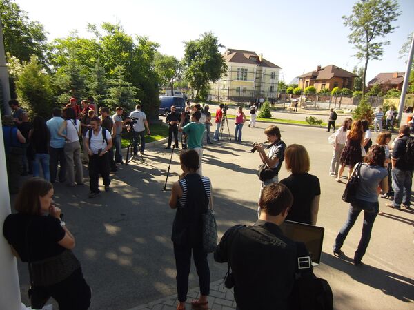 Jounalistes près de la résidence présidentielle à Kiev - Sputnik Afrique