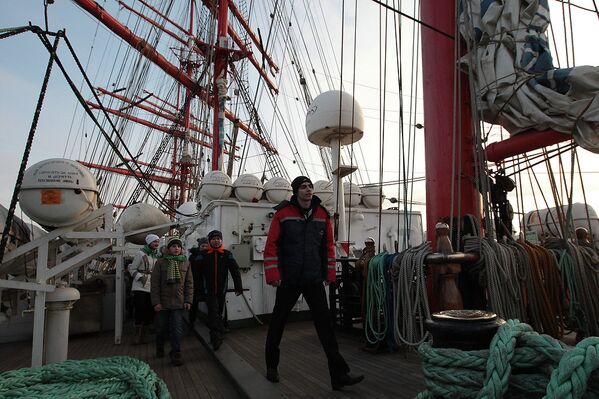 Le voilier russe Sedov accueille des enfants à son bord - Sputnik Afrique