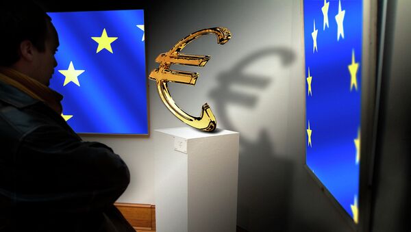 Les drapeaux de l'Union européenne et le signe de l'euro - Sputnik Afrique