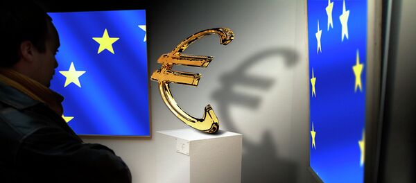 Les drapeaux de l'Union européenne et le signe de l'euro - Sputnik Afrique