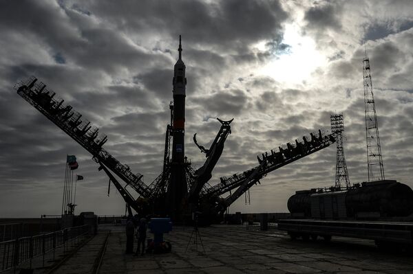 Un lanceur russe Soyouz installé sur un pas de tir - Sputnik Afrique