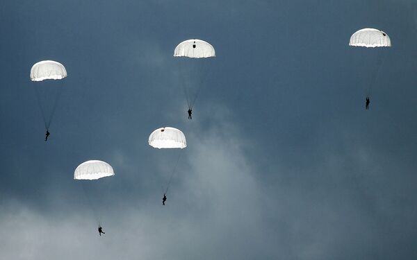 Arctique: premier parachutage militaire russe sur les glaces en dérive - Sputnik Afrique
