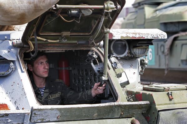 L'armée ukrainienne retire ses blindés de Crimée - Sputnik Afrique