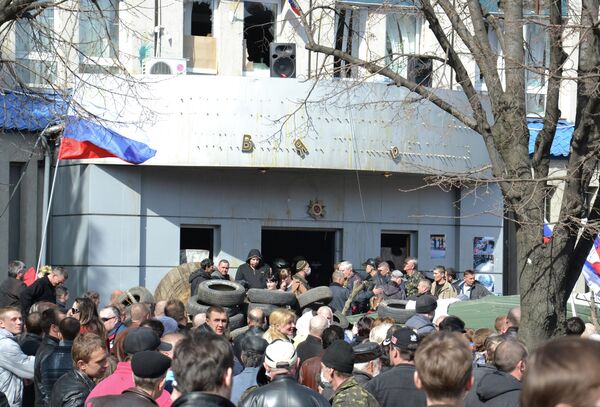 Ukraine: les partisans de la fédéralisation renforcent leur barricade à Lougansk - Sputnik Afrique