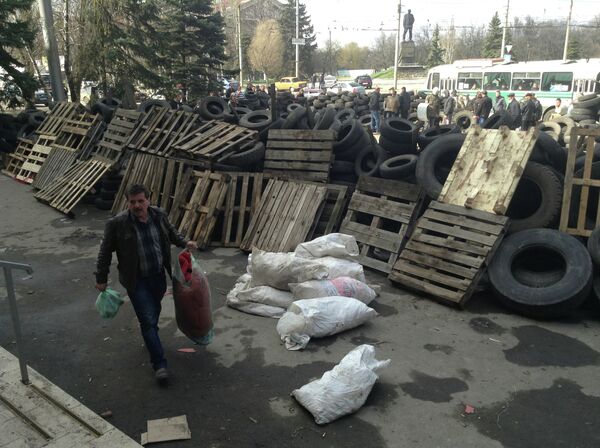 Les manifestants en faveur de la fédéralisation de l'Ukraine installés à l'entrée de Kramatorsk - Sputnik Afrique