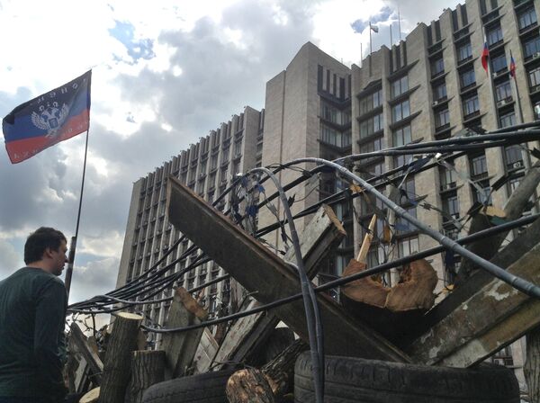 Ukraine: des drapeaux de la république de Donetsk hissés dans deux villes - Sputnik Afrique