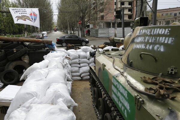 Des partisans de la fédéralisation de l'Ukraine à Slaviansk (est) ont mis en état de combat les blindés des forces armées tombés auparavant entre les mains des protestataires - Sputnik Afrique