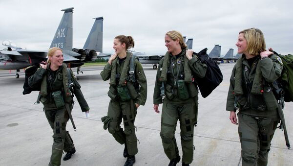 Femmes de l'armée US protestent contre l'interdiction de certaines coupes de cheveux - Sputnik Afrique