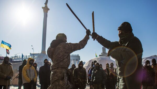 Des combattants de Pravy Sektor s'entraînent sur la place de l'Indépendance à Kiev - Sputnik Afrique
