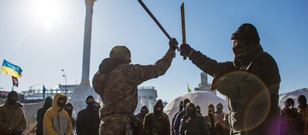 Des combattants de Pravy Sektor s'entraînent sur la place de l'Indépendance à Kiev Des combattants de Pravy Sektor s'entraînent sur la place de l'Indépendance à Kiev - Sputnik Afrique