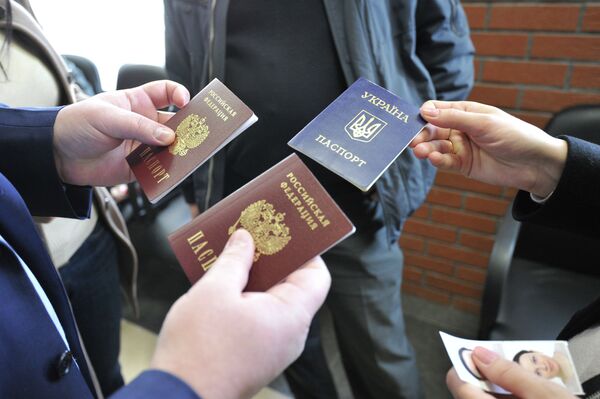 Crimée: près de 280.000 passeports russes délivrés (FMS) - Sputnik Afrique