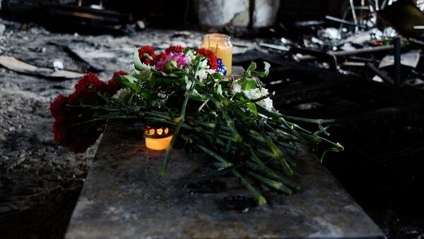 Жители Одессы несут цветы в память о погибших во время пожара в Доме профсоюзов - Sputnik Afrique
