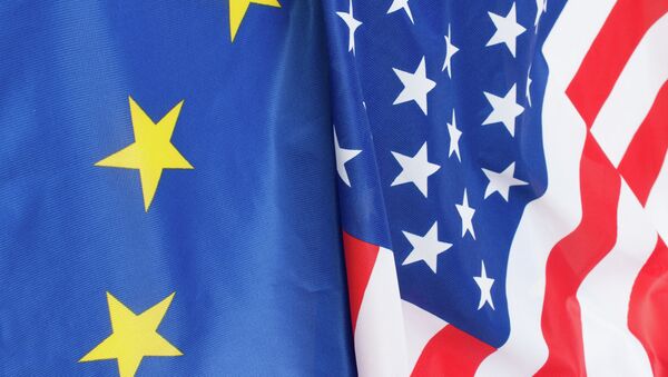 Drapeaux des États-Unis et  de l'Union européenne - Sputnik Afrique