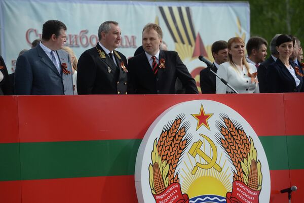 Dmitri Rogozine lors d'une visite en Transnistrie 9 mai 2014 - Sputnik Afrique