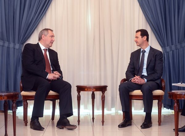 Bachar el-Assad et le vice-premier ministre russe Dmitri Rogozine - Sputnik Afrique