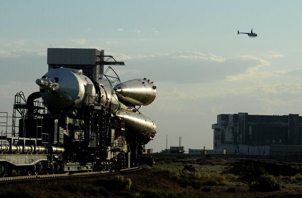 Baïkonour: un lanceur Soyouz-FG installé sur son pas de tir - Sputnik Afrique