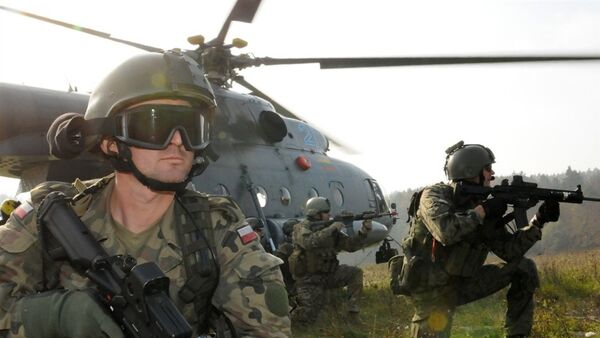Польские солдаты возле литовского вертолета ми-17 во время учений войск НАТО - Sputnik Afrique
