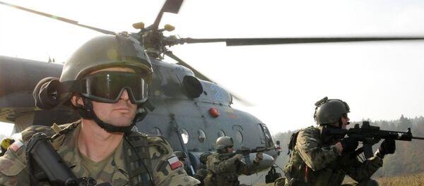 Польские солдаты возле литовского вертолета ми-17 во время учений войск НАТО - Sputnik Afrique