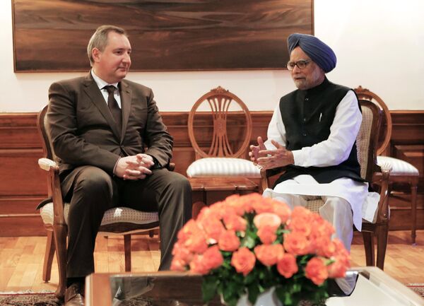 Vice-premier ministre russe Dmitri Rogozine et le premier ministre  indien Manmohan Singh - Sputnik Afrique