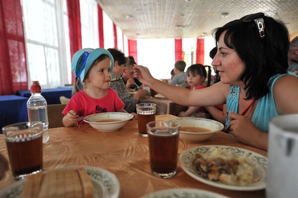 Des réfugiés ukrainiens dans le centre Dmitriadovski (région de Rostov) - Sputnik Afrique
