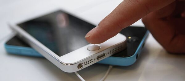 Официальный старт продажи iPhone 5s и iPhone 5c в Москве - Sputnik Afrique