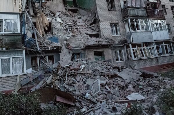 Ukraine/Slaviansk: des immeubles détruits, des survivants recherchés - Sputnik Afrique