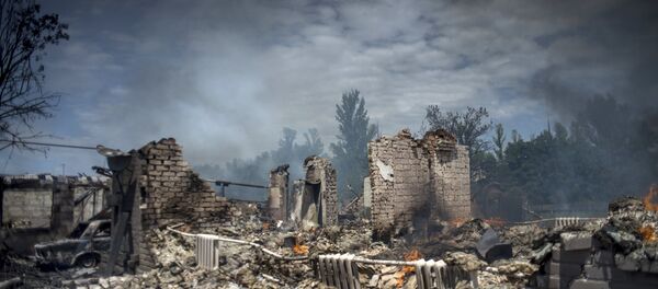 Дом, разрушенный во время авиационного удара вооруженных сил Украины по станице Луганская - Sputnik Afrique
