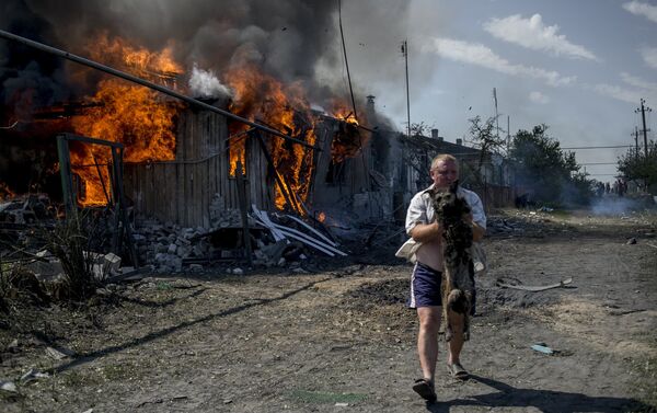 Un chien sauvé dans un incendie provoqué par une frappe aérienne ukrainienne contre le village Louganskaïa - Sputnik Afrique