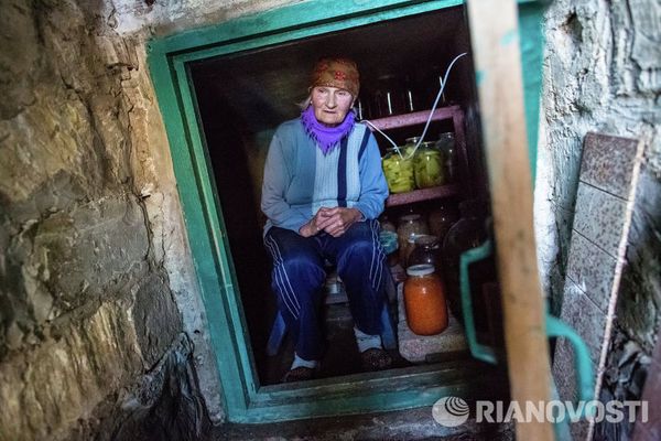 Une habitante du village Semionovka se réfugie dans sa cave lors des tirs d'artillerie ukrainienne Une habitante du village Semionovka se réfugie dans sa cave lors des tirs d'artillerie ukrainienne - Sputnik Afrique