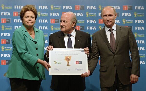 Football: Vladimir Poutine reçoit le relais de la Coupe du monde - Sputnik Afrique