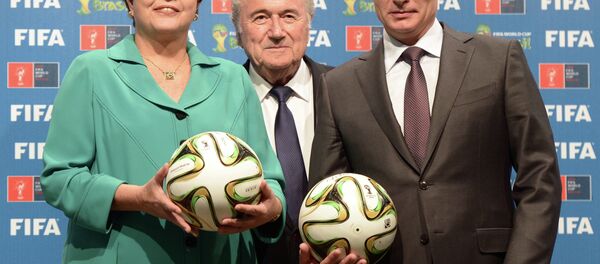 Football: Vladimir Poutine reçoit le relais de la Coupe du monde - Sputnik Afrique