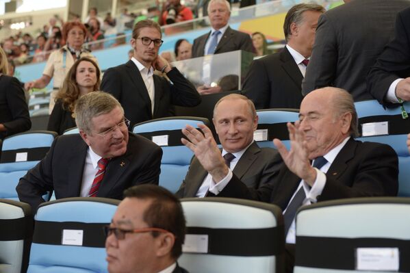 Football: Vladimir Poutine reçoit le relais de la Coupe du monde - Sputnik Afrique