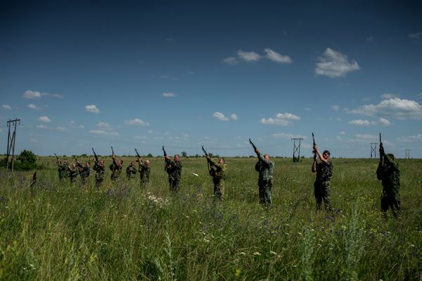 Des combattants de Lougansk tirent une salve d'honneur lors des funérailles de leur camarade tué. Des combattants de Lougansk tirent une salve d'honneur lors des funérailles de leur camarade tué. - Sputnik Afrique