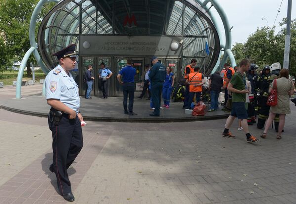 Accident dans le métro de Moscou: l'évacuation des victimes - Sputnik Afrique