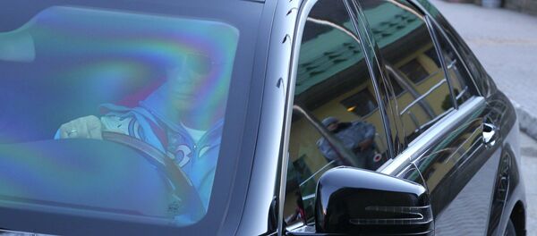 Президент России Владимир Путин едет на автомобиле во время посещения горнолыжного курорта Красная Поляна в Сочи - Sputnik Afrique