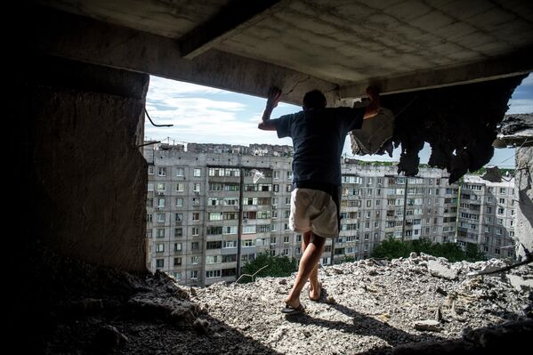 Ukraine: Lougansk pilonnée par l'armée ukrainienne - Sputnik Afrique