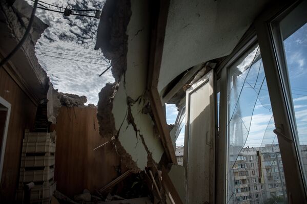 Ukraine: Lougansk pilonnée par l'armée ukrainienne - Sputnik Afrique