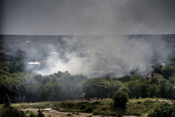 Ukraine: les incendies et les obus qui n'ont pas explosé dans les rues de Lougansk - Sputnik Afrique