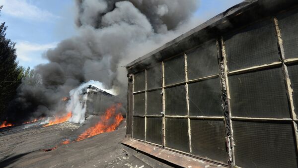 Incendie à l’usine Tochmash (Donetsk) qui a été la cible de tirs d’artillerie de l’armée ukrainienne - Sputnik Afrique