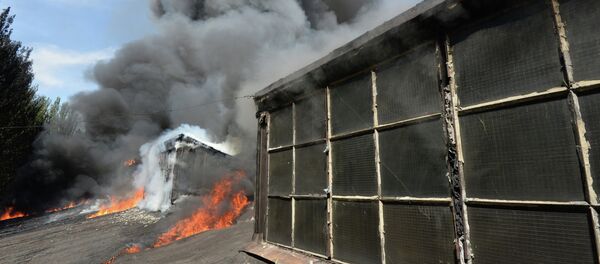 Incendie à l’usine Tochmash (Donetsk) qui a été la cible de tirs d’artillerie de l’armée ukrainienne - Sputnik Afrique